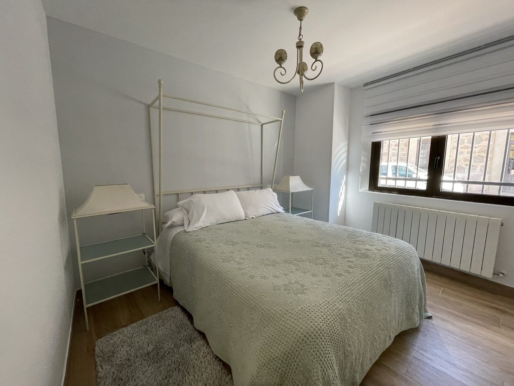 Habitación cama doble de apartamentos turísticos descubre Ávila