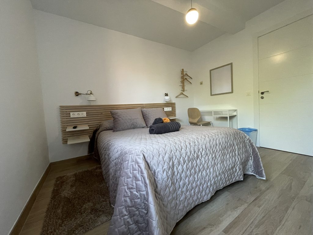 Cama doble de apartamentos turísticos descubre Ávila