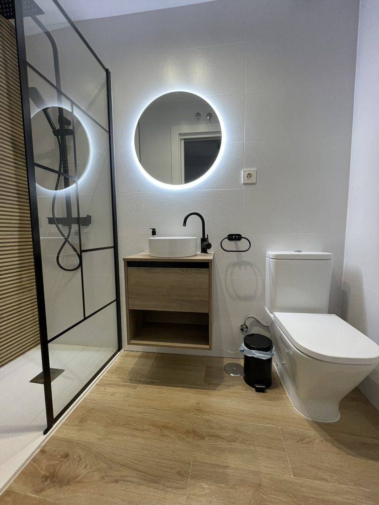 baño de apartamentos turísticos descubre Ávila